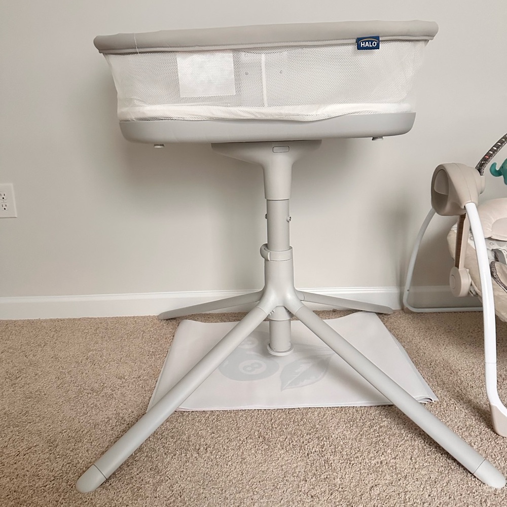 ✨ HALO BassiNest Swivel Sleeper 3.0 – Like New, Used 1 Month! ✨